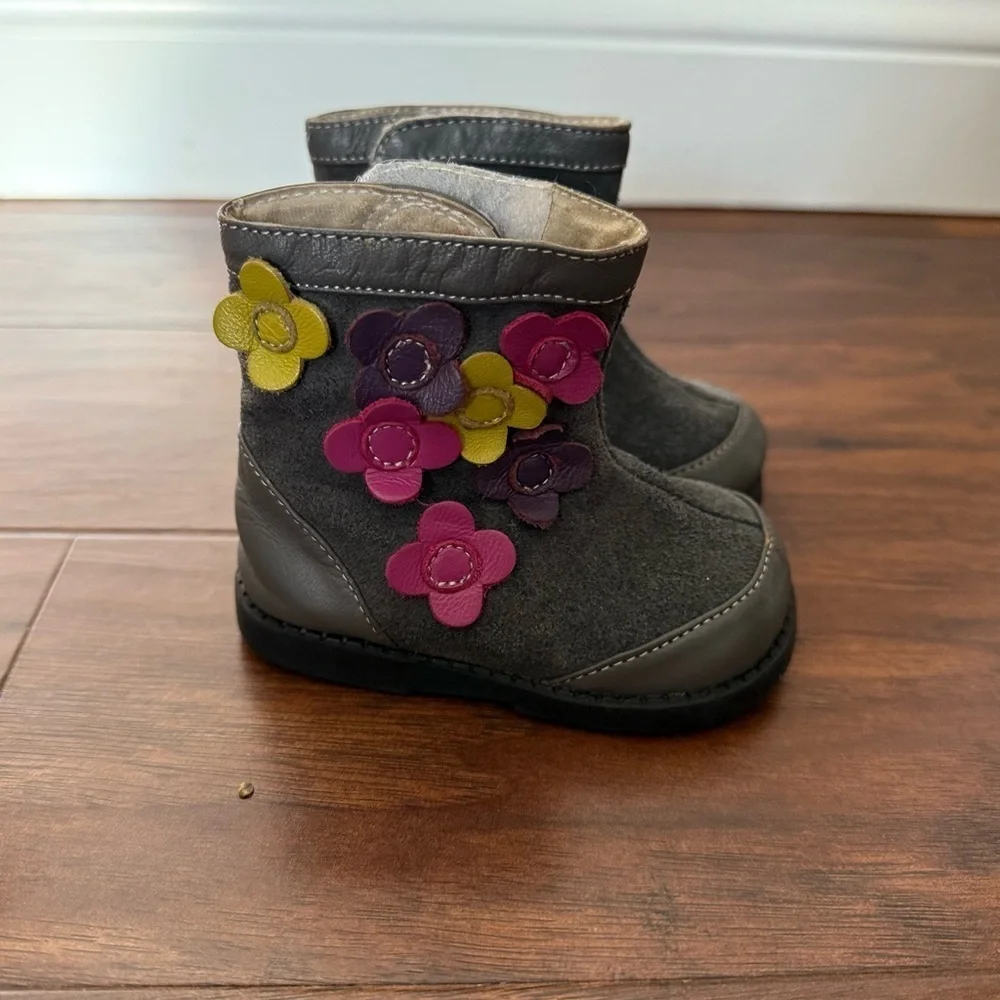 See Kai Run Delilah Suede Gray Boots w Flowers for Everyday Adventures-Size 3